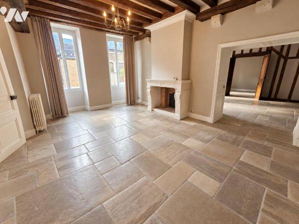 A vendre à ROMORANTIN-LANTHENAY (41) - Au coeur du centre-ville, découvrez cet élégant hôtel pa...