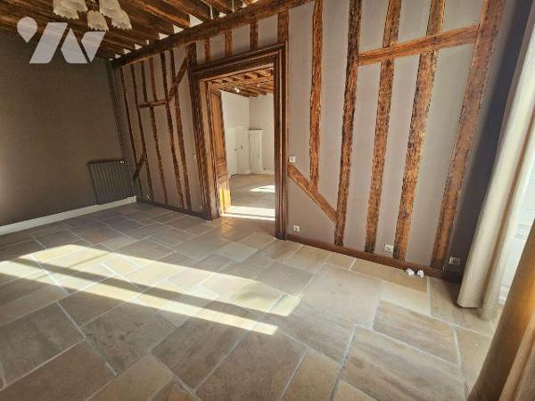 A vendre à ROMORANTIN-LANTHENAY (41) - Au coeur du centre-ville, découvrez cet élégant hôtel pa...