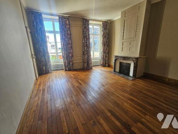 A vendre à ROMORANTIN-LANTHENAY (41) - Au coeur du centre-ville, découvrez cet élégant hôtel pa...