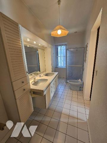 A vendre à ROMORANTIN-LANTHENAY (41) - Au coeur du centre-ville, découvrez cet élégant hôtel pa...