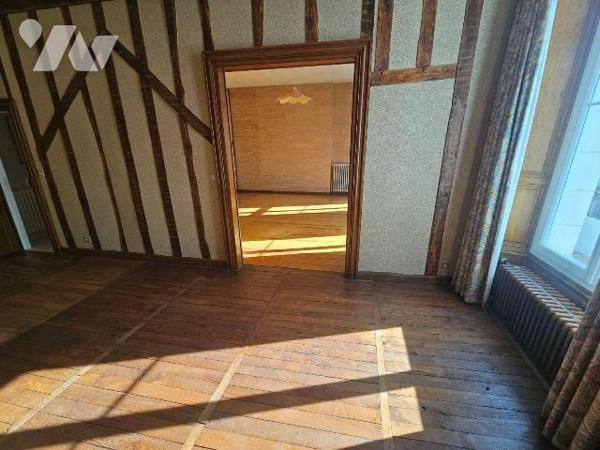 A vendre à ROMORANTIN-LANTHENAY (41) - Au coeur du centre-ville, découvrez cet élégant hôtel pa...