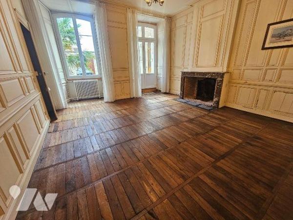 A vendre à ROMORANTIN-LANTHENAY (41) - Au coeur du centre-ville, découvrez cet élégant hôtel pa...