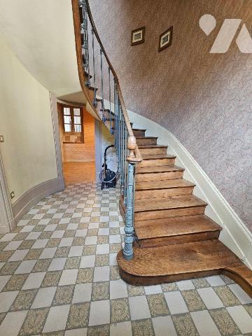 A vendre à ROMORANTIN-LANTHENAY (41) - Au coeur du centre-ville, découvrez cet élégant hôtel pa...
