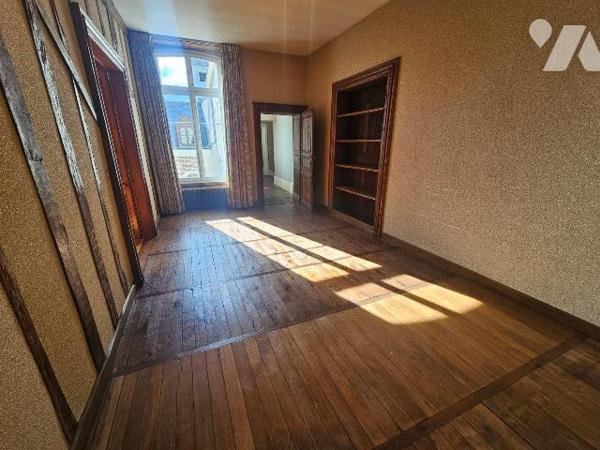 A vendre à ROMORANTIN-LANTHENAY (41) - Au coeur du centre-ville, découvrez cet élégant hôtel pa...