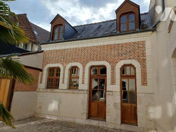 A vendre à ROMORANTIN-LANTHENAY (41) - Au coeur du centre-ville, découvrez cet élégant hôtel pa...
