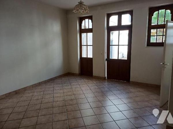 A vendre à ROMORANTIN-LANTHENAY (41) - Au coeur du centre-ville, découvrez cet élégant hôtel pa...