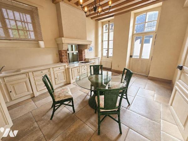 A vendre à ROMORANTIN-LANTHENAY (41) - Au coeur du centre-ville, découvrez cet élégant hôtel pa...