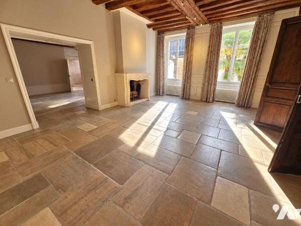 A vendre à ROMORANTIN-LANTHENAY (41) - Au coeur du centre-ville, découvrez cet élégant hôtel pa...