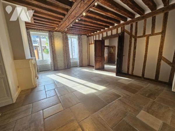 A vendre à ROMORANTIN-LANTHENAY (41) - Au coeur du centre-ville, découvrez cet élégant hôtel pa...