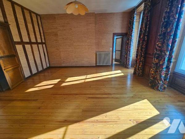 A vendre à ROMORANTIN-LANTHENAY (41) - Au coeur du centre-ville, découvrez cet élégant hôtel pa...