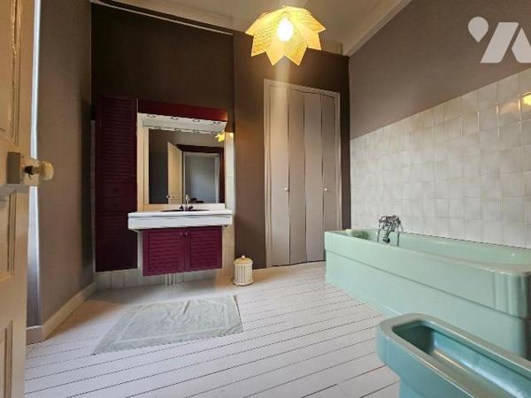 A vendre à ROMORANTIN-LANTHENAY (41) - Au coeur du centre-ville, découvrez cet élégant hôtel pa...