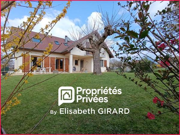 Dans le Dépt 25, en secteur limitrophe à MARNAY 70 : Belle maison familiale de 193 m2 habitables avec sous-sol complet semi-enterré. Vue panoramique. Terrain piscinable