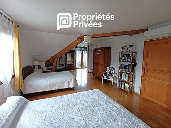 Dans le Dépt 25, en secteur limitrophe à MARNAY 70 : Belle maison familiale de 193 m2 habitables avec sous-sol complet semi-enterré. Vue panoramique. Terrain piscinable