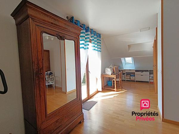 Dans le Dépt 25, en secteur limitrophe à MARNAY 70 : Belle maison familiale de 193 m2 habitables avec sous-sol complet semi-enterré. Vue panoramique. Terrain piscinable