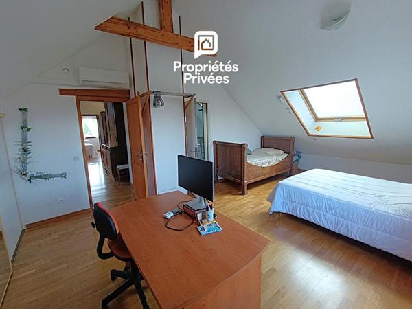 Dans le Dépt 25, en secteur limitrophe à MARNAY 70 : Belle maison familiale de 193 m2 habitables avec sous-sol complet semi-enterré. Vue panoramique. Terrain piscinable