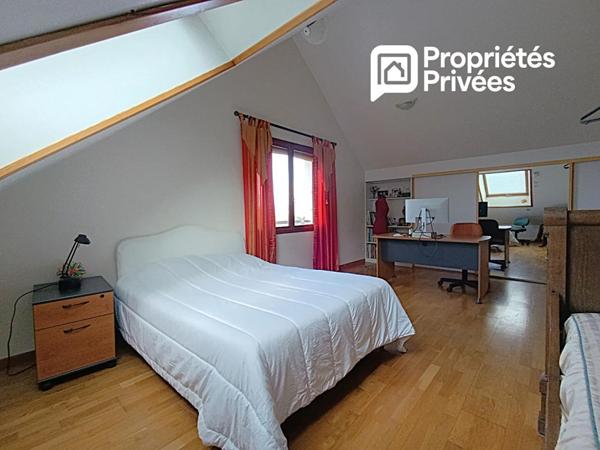 Dans le Dépt 25, en secteur limitrophe à MARNAY 70 : Belle maison familiale de 193 m2 habitables avec sous-sol complet semi-enterré. Vue panoramique. Terrain piscinable