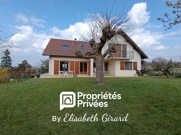 Dans le Dépt 25, en secteur limitrophe à MARNAY 70 : Belle maison familiale de 193 m2 habitables avec sous-sol complet semi-enterré. Vue panoramique. Terrain piscinable