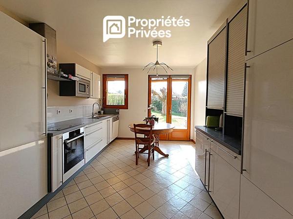 Dans le Dépt 25, en secteur limitrophe à MARNAY 70 : Belle maison familiale de 193 m2 habitables avec sous-sol complet semi-enterré. Vue panoramique. Terrain piscinable