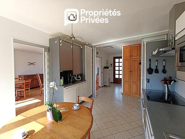 Dans le Dépt 25, en secteur limitrophe à MARNAY 70 : Belle maison familiale de 193 m2 habitables avec sous-sol complet semi-enterré. Vue panoramique. Terrain piscinable