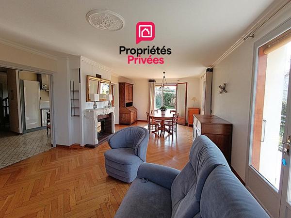 Dans le Dépt 25, en secteur limitrophe à MARNAY 70 : Belle maison familiale de 193 m2 habitables avec sous-sol complet semi-enterré. Vue panoramique. Terrain piscinable