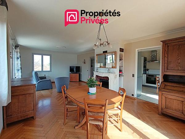 Dans le Dépt 25, en secteur limitrophe à MARNAY 70 : Belle maison familiale de 193 m2 habitables avec sous-sol complet semi-enterré. Vue panoramique. Terrain piscinable