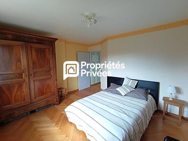 Dans le Dépt 25, en secteur limitrophe à MARNAY 70 : Belle maison familiale de 193 m2 habitables avec sous-sol complet semi-enterré. Vue panoramique. Terrain piscinable