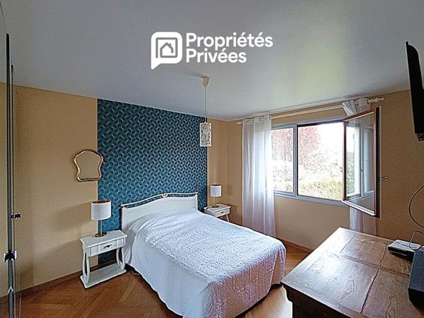 Dans le Dépt 25, en secteur limitrophe à MARNAY 70 : Belle maison familiale de 193 m2 habitables avec sous-sol complet semi-enterré. Vue panoramique. Terrain piscinable