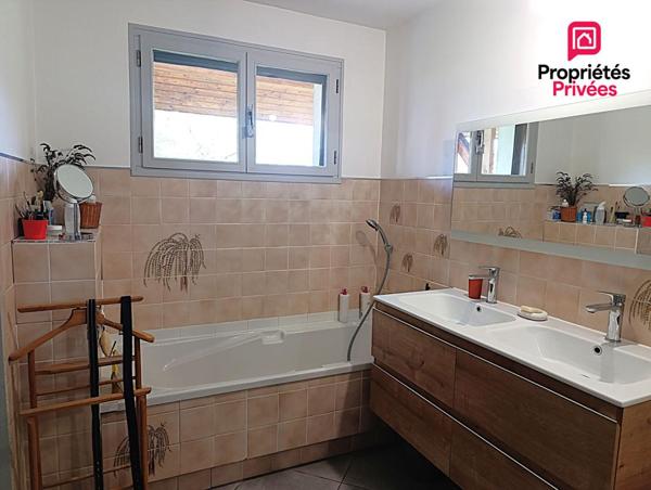 Dans le Dépt 25, en secteur limitrophe à MARNAY 70 : Belle maison familiale de 193 m2 habitables avec sous-sol complet semi-enterré. Vue panoramique. Terrain piscinable
