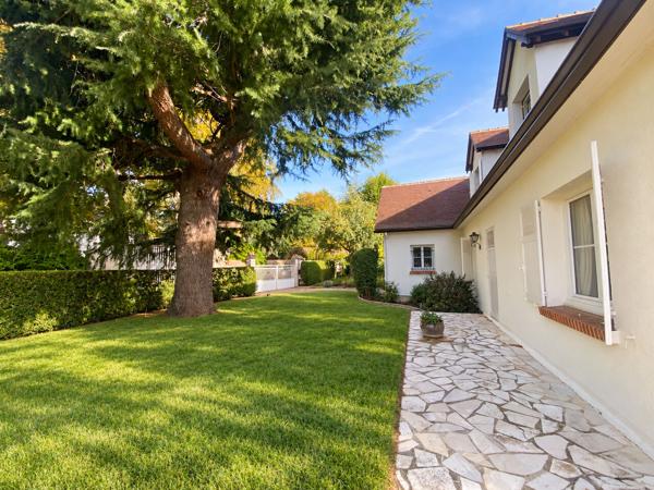 Combleux grande maison 5 chambres, garage, jardin.