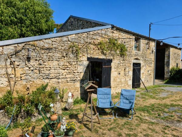 Maison de campagne avec studio, dépendances et jardin – Bords