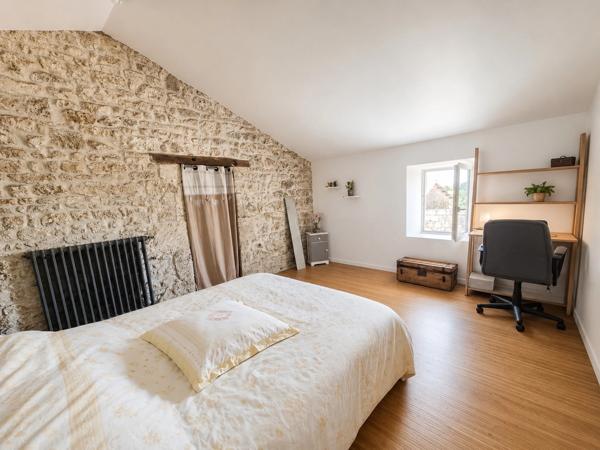 Maison de campagne avec studio, dépendances et jardin – Bords