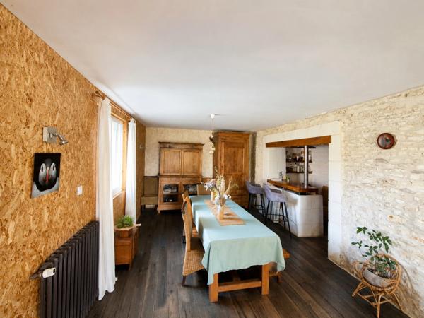 Maison de campagne avec studio, dépendances et jardin – Bords