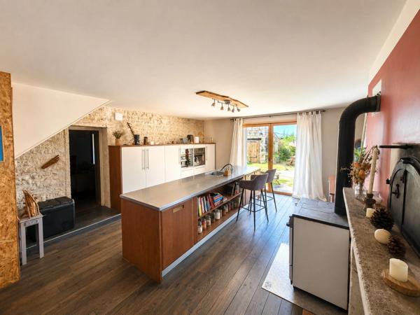 Maison de campagne avec studio, dépendances et jardin – Bords