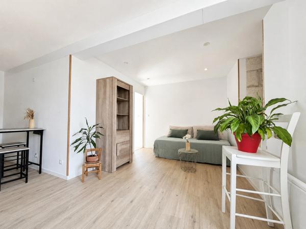 Maison de campagne avec studio, dépendances et jardin – Bords