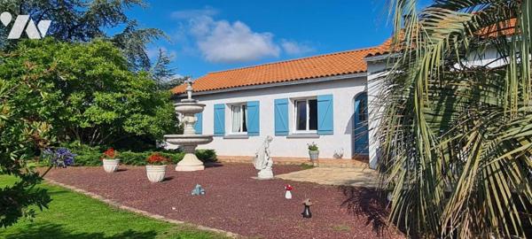 Maison d'habitation d'environ 187 m² habitables construite en 1977 sur un terrain de 2403 m². 