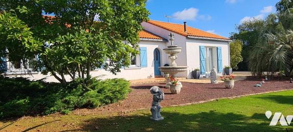 Maison d'habitation d'environ 187 m² habitables construite en 1977 sur un terrain de 2403 m². 