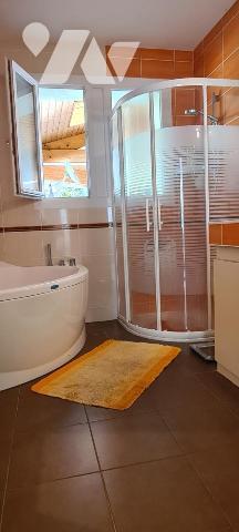 Maison d'habitation d'environ 187 m² habitables construite en 1977 sur un terrain de 2403 m². 