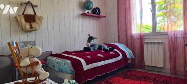 Maison d'habitation d'environ 187 m² habitables construite en 1977 sur un terrain de 2403 m². 