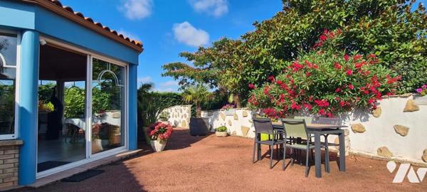 Maison d'habitation d'environ 187 m² habitables construite en 1977 sur un terrain de 2403 m². 