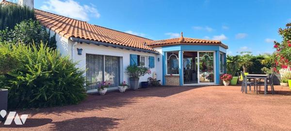 Maison d'habitation d'environ 187 m² habitables construite en 1977 sur un terrain de 2403 m². 