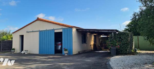 Maison d'habitation d'environ 187 m² habitables construite en 1977 sur un terrain de 2403 m². 