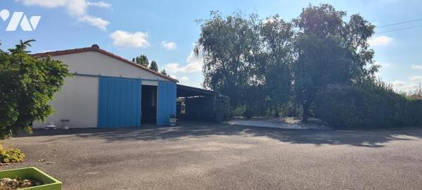 Maison d'habitation d'environ 187 m² habitables construite en 1977 sur un terrain de 2403 m². 