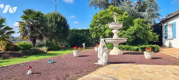 Maison d'habitation d'environ 187 m² habitables construite en 1977 sur un terrain de 2403 m². 