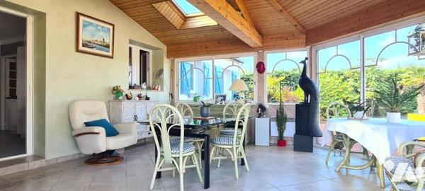 Maison d'habitation d'environ 187 m² habitables construite en 1977 sur un terrain de 2403 m². 