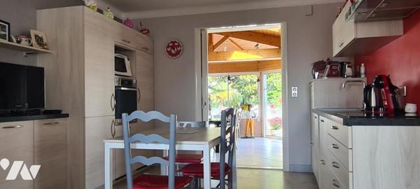 Maison d'habitation d'environ 187 m² habitables construite en 1977 sur un terrain de 2403 m². 