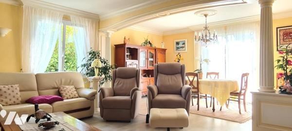 Maison d'habitation d'environ 187 m² habitables construite en 1977 sur un terrain de 2403 m². 