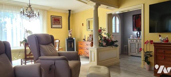 Maison d'habitation d'environ 187 m² habitables construite en 1977 sur un terrain de 2403 m². 