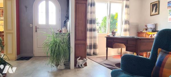 Maison d'habitation d'environ 187 m² habitables construite en 1977 sur un terrain de 2403 m². 