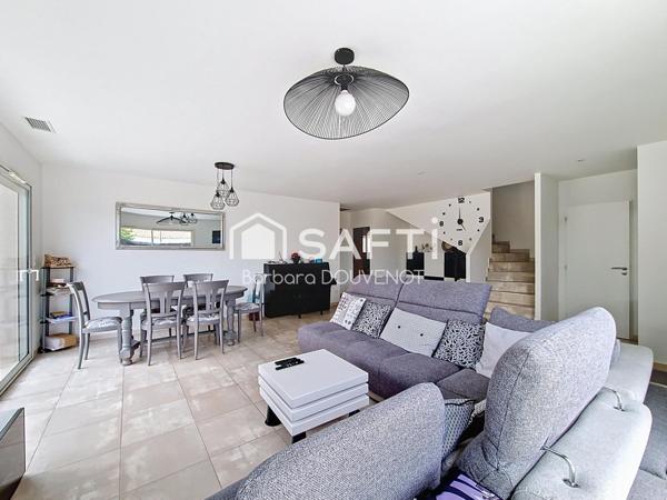 Villa récente de 120 m² sur 335 m² de terrain - 3 chambres, garage, terrasses et piscine.