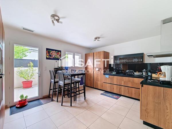 Villa récente de 120 m² sur 335 m² de terrain - 3 chambres, garage, terrasses et piscine.